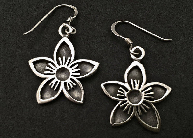 SILVER FLOWER HANGING EARRINGS